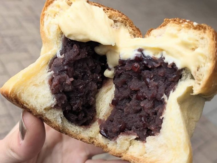 きのこ型のパンにあんことバターの入った熱海ばたーあんパン