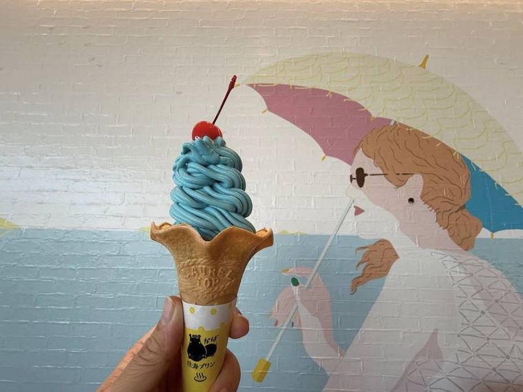 渚熱海プリンの水色のソフトクリーム