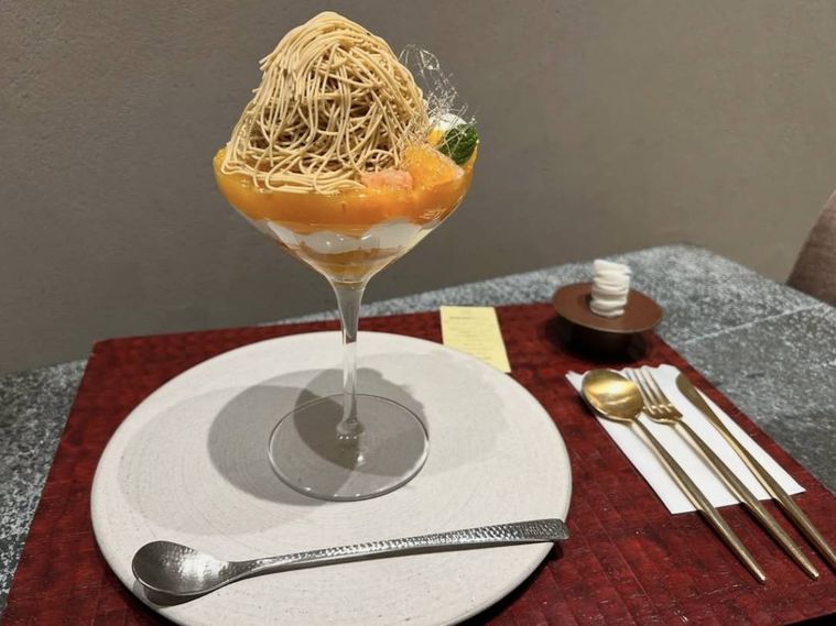 グラスの器に盛られた静岡みかんとモンブランのパフェ