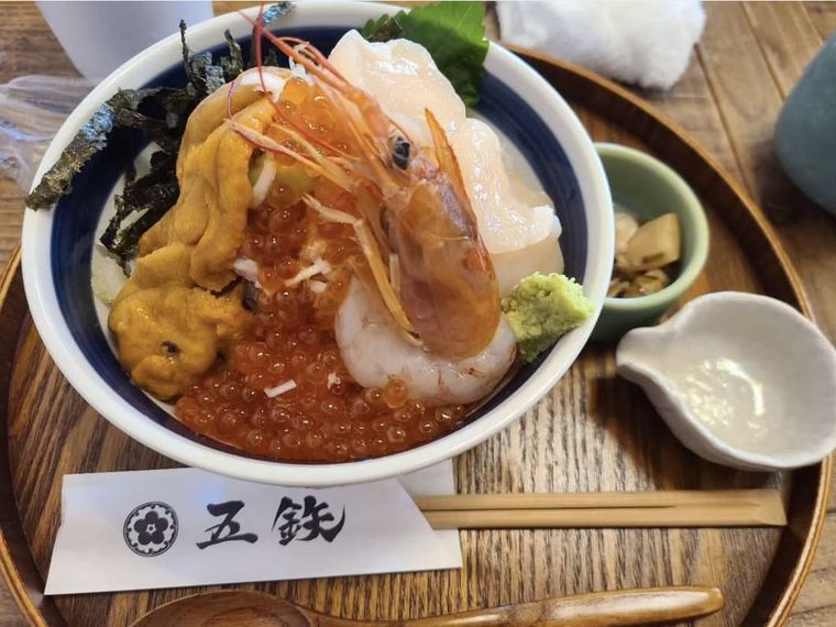 うに、いくら、ホタテ、エビなどが乗った海鮮丼専門五鉄熱海店の海鮮丼