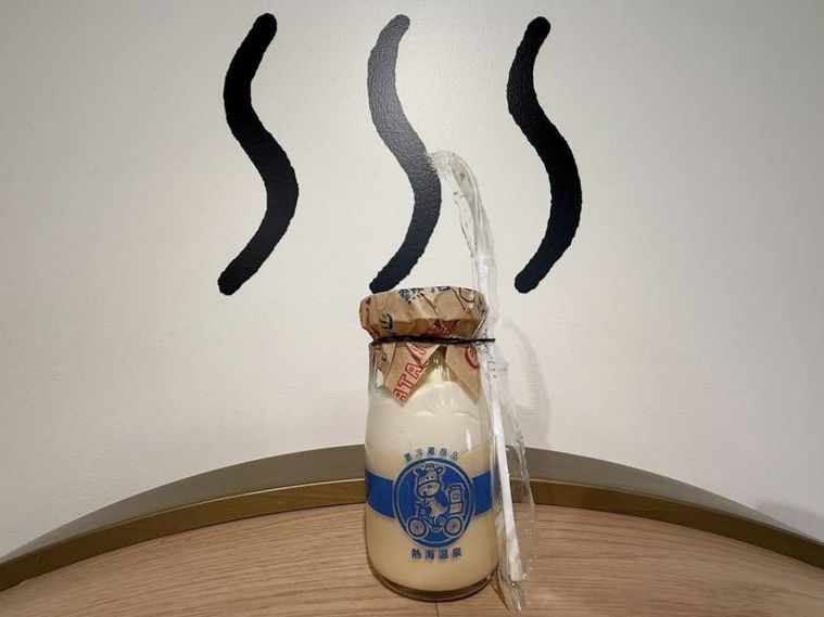 瓶に入った熱海ミルチーズの熱海チーズケーキ