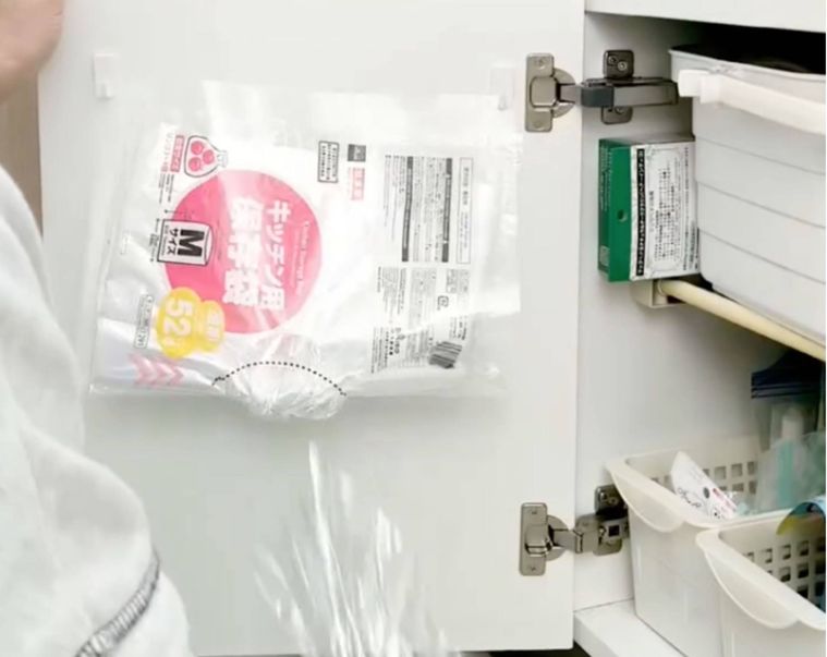 壁にゴミ袋がかかっている様子