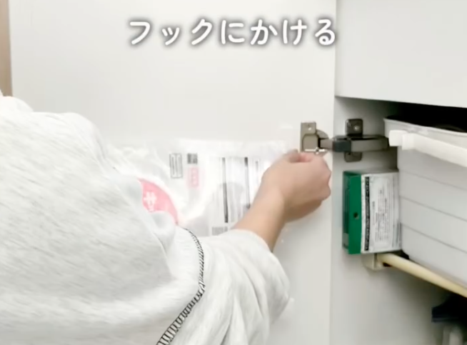 クリアファイルにゴミ袋を入れている様子