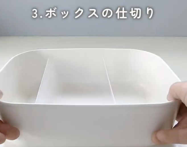 箱に折り曲げたクリアファイルが入っている様子