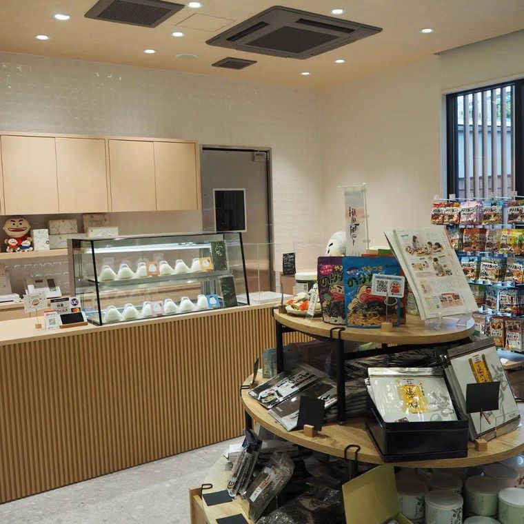 海苔の商品やおにぎりが並ぶのりきっちんの店内