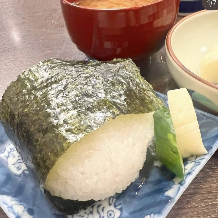 白いごはんを海苔でふわっと巻いた、浅草ナカジマのおにぎり