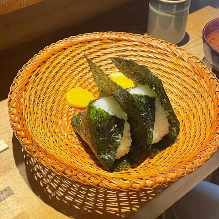 麦わらトレーにおにぎり2個がのっている