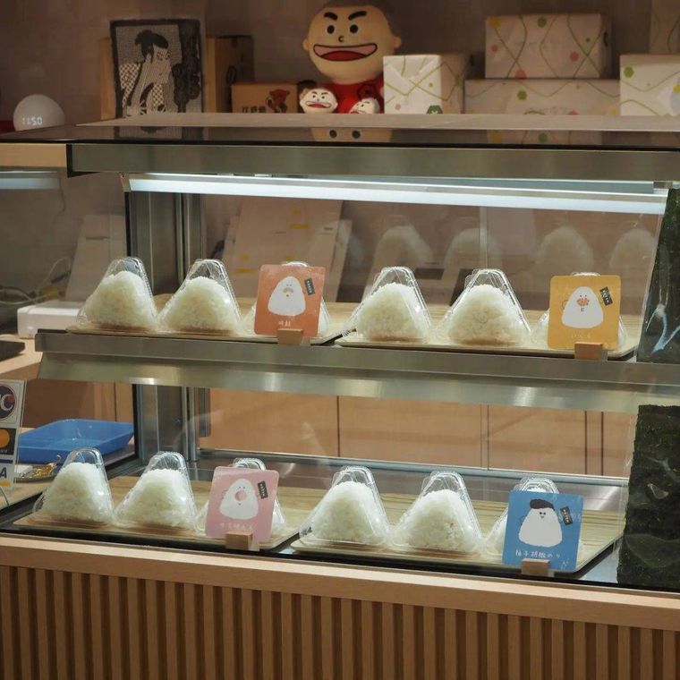 清潔感のあるショーケースに4種類のおにぎりが並んでいる