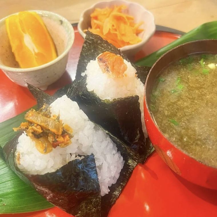 好きな具材のおにぎり2個と香物・小鉢・水菓子が付くおむすびセット