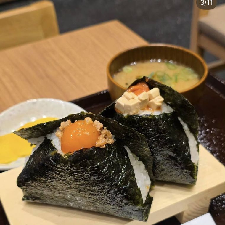 木の板におにぎり2個、豚汁が添えられたセット