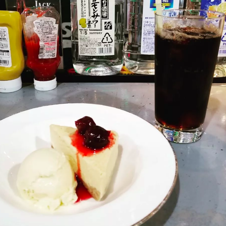 美しい白色とチェリーソースがSNS映え抜群チェリーチーズケーキ