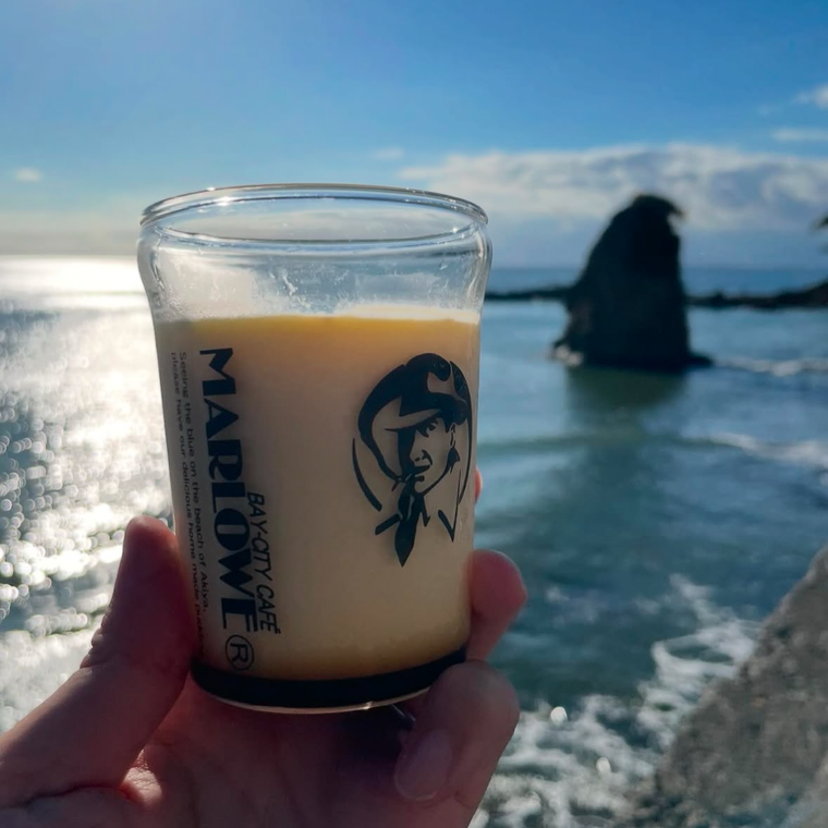 相模湾の前でパシャリ。SNS映え抜群のプリン