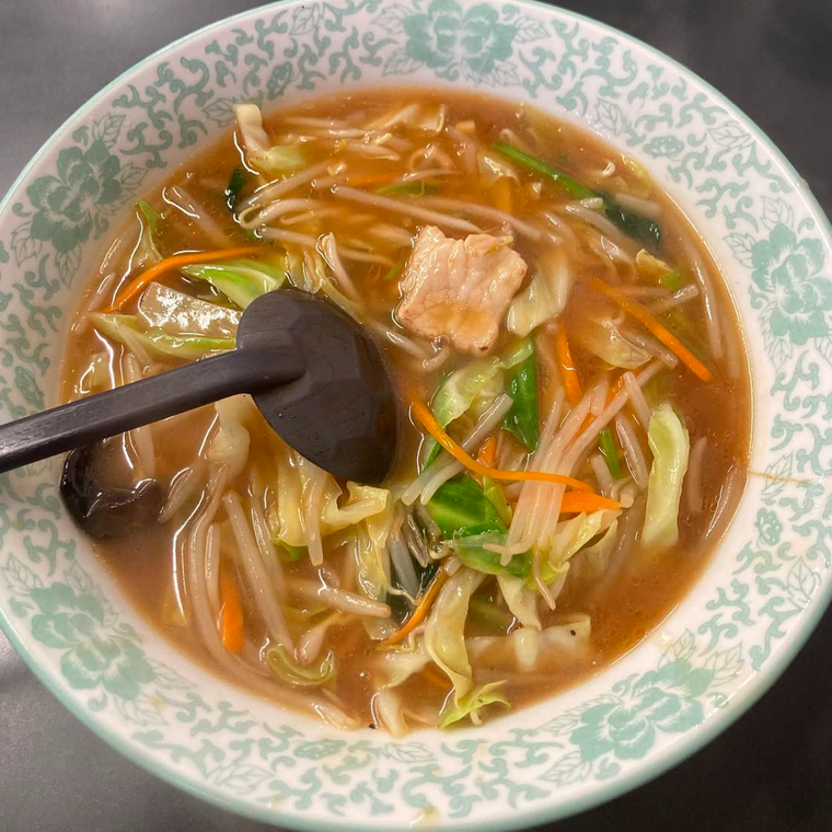 しょうゆベースのあんかけスープがたっぷりとかかったサンマー麺