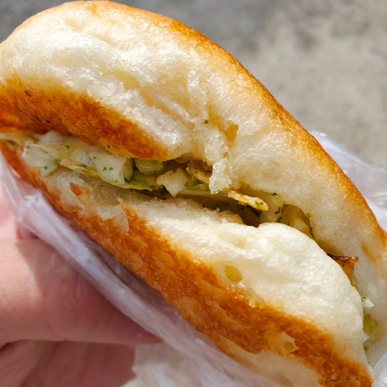 ふっくら焼けたパンにタネを詰めたポテチパン