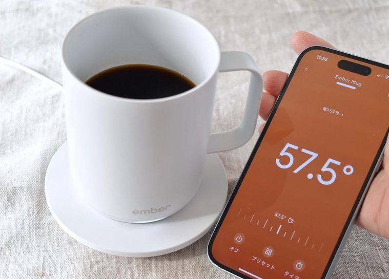 専用コースターに置いたマグカップとスマートフォンのアプリ画面