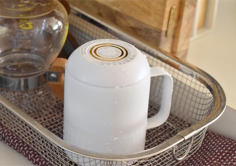 洗いかごに置いたマグカップ