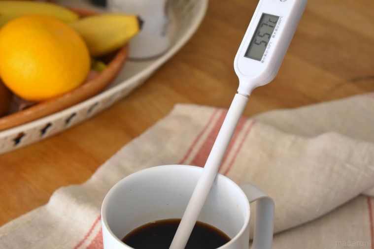 温度計を刺したマグカップ