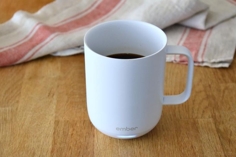 テーブルに置いたマグカップ