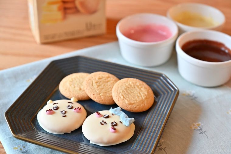 青皿に並べたクッキーと3種類のガナッシュとクッキーの箱