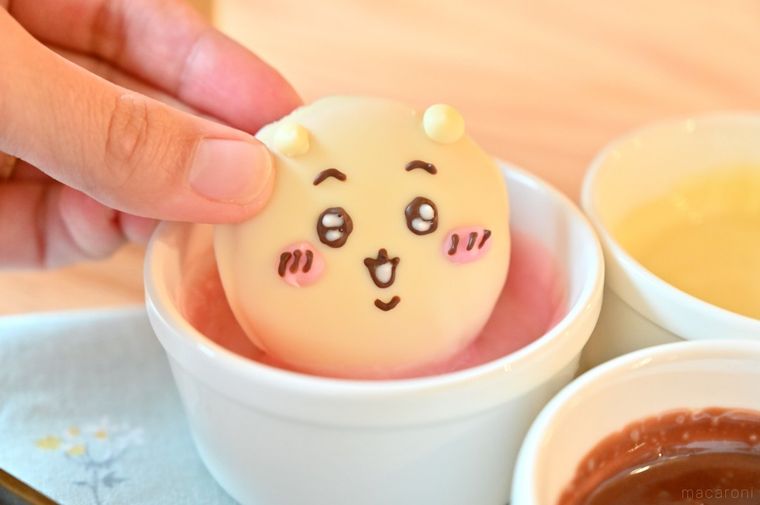 ストロベリーガナッシュにちいかわクッキーをディップしている