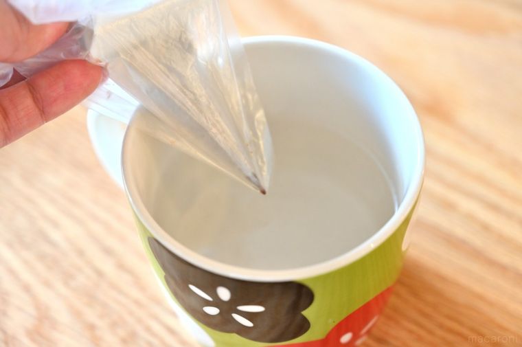 袋に入れたコルネを湯煎している