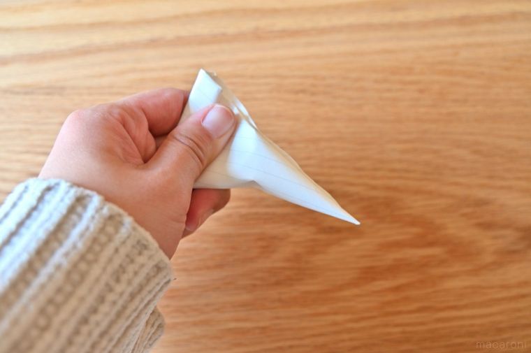 左手にコルネを持っている