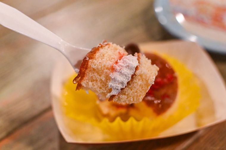 ケーキを持ち上げているところ