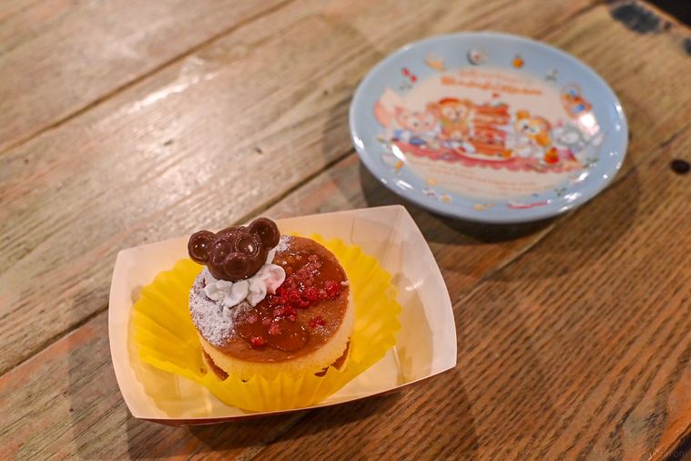 ケーキとスーベニアプレートのアップ