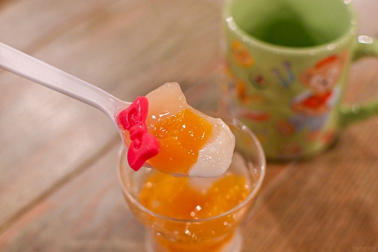 バニラムースレモンゼリーのスプーンですくっているところ