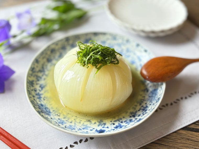 唐草模様の和皿に盛られた玉ねぎのレンジ蒸しのあるテーブル