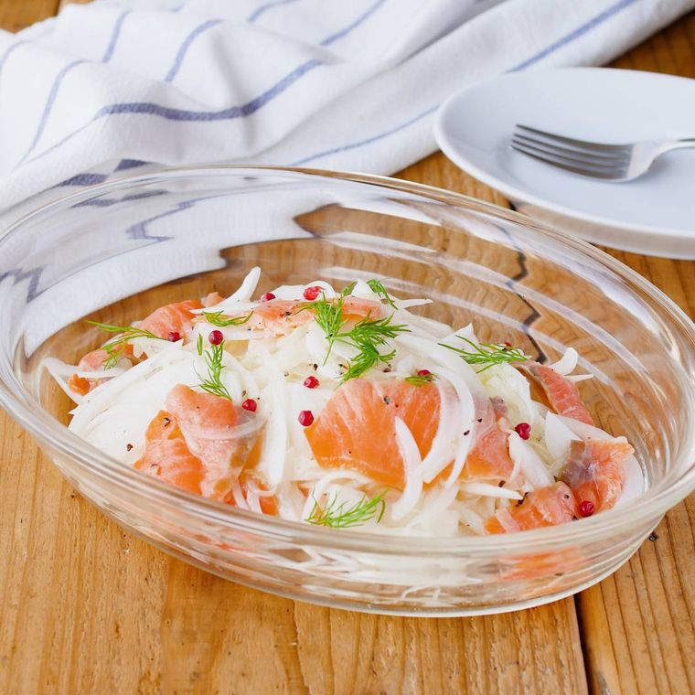 ガラスの器に入っているスモークサーモンと玉ねぎのマリネサラダ