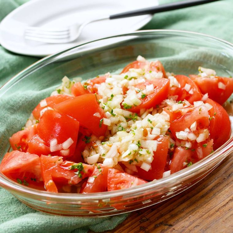 新玉ねぎとトマトのサラダがガラスの器に入っているところ