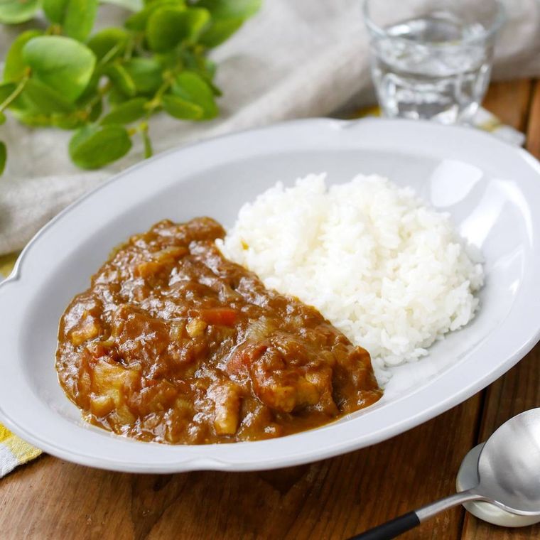 新玉ねぎの無水カレーがカレー皿に盛り付けられているところ