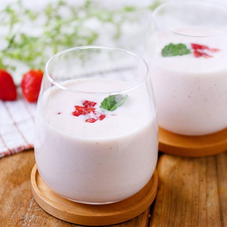 グラスに盛られたいちごのヨーグルトスムージー