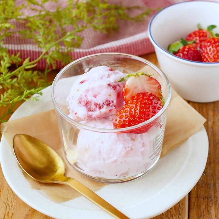 ガラスの器に入ったいちごアイス