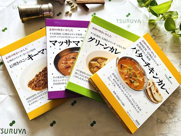 スーパーツルヤのレトルトカレー4種類を扇状に並べたところ