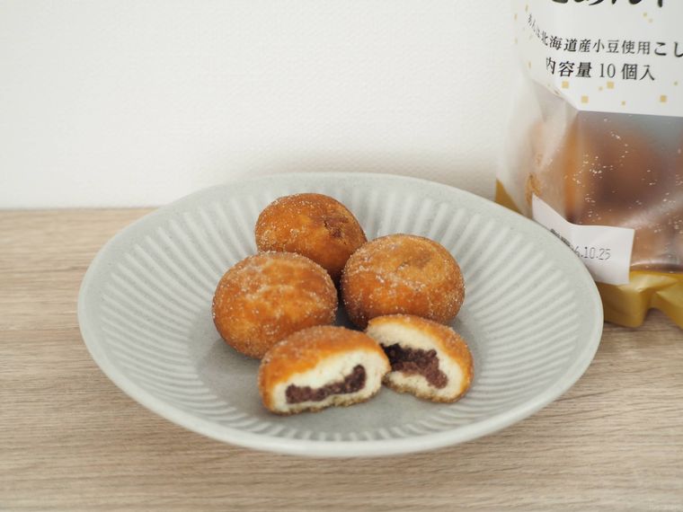 グレーの皿に盛り付けられた牛乳あんドーナッツ
