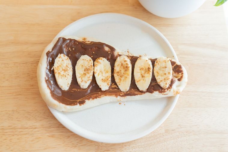 白い丸皿に盛られたチョコバナナナン