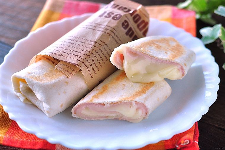 白い皿にのせたハムとチーズのトルティーヤ