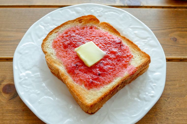 いちごピューレとバターをのせたトースト