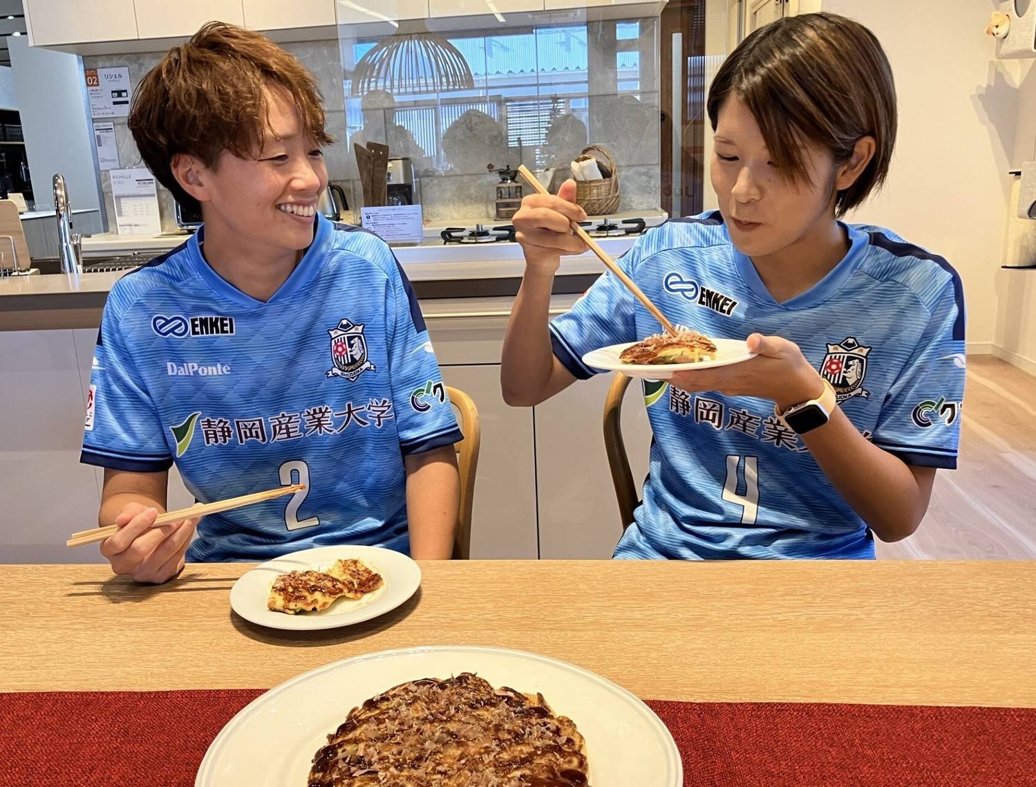 選手2名が話している