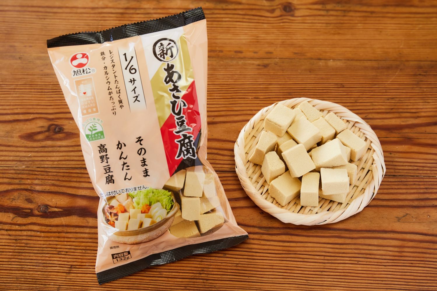 高野豆腐の皿盛りとパッケージがテーブルに置かれている