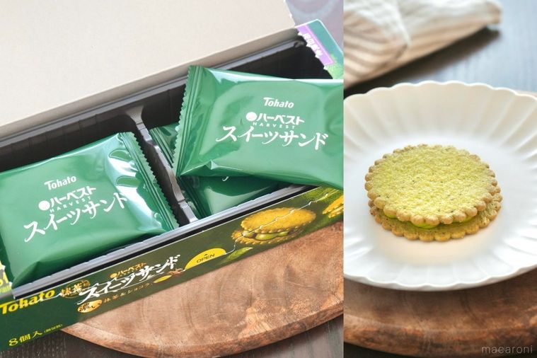 木のカッティングボードにのった抹茶味のビスケットサンドの緑色の箱と白い皿にのったビスケットサンド