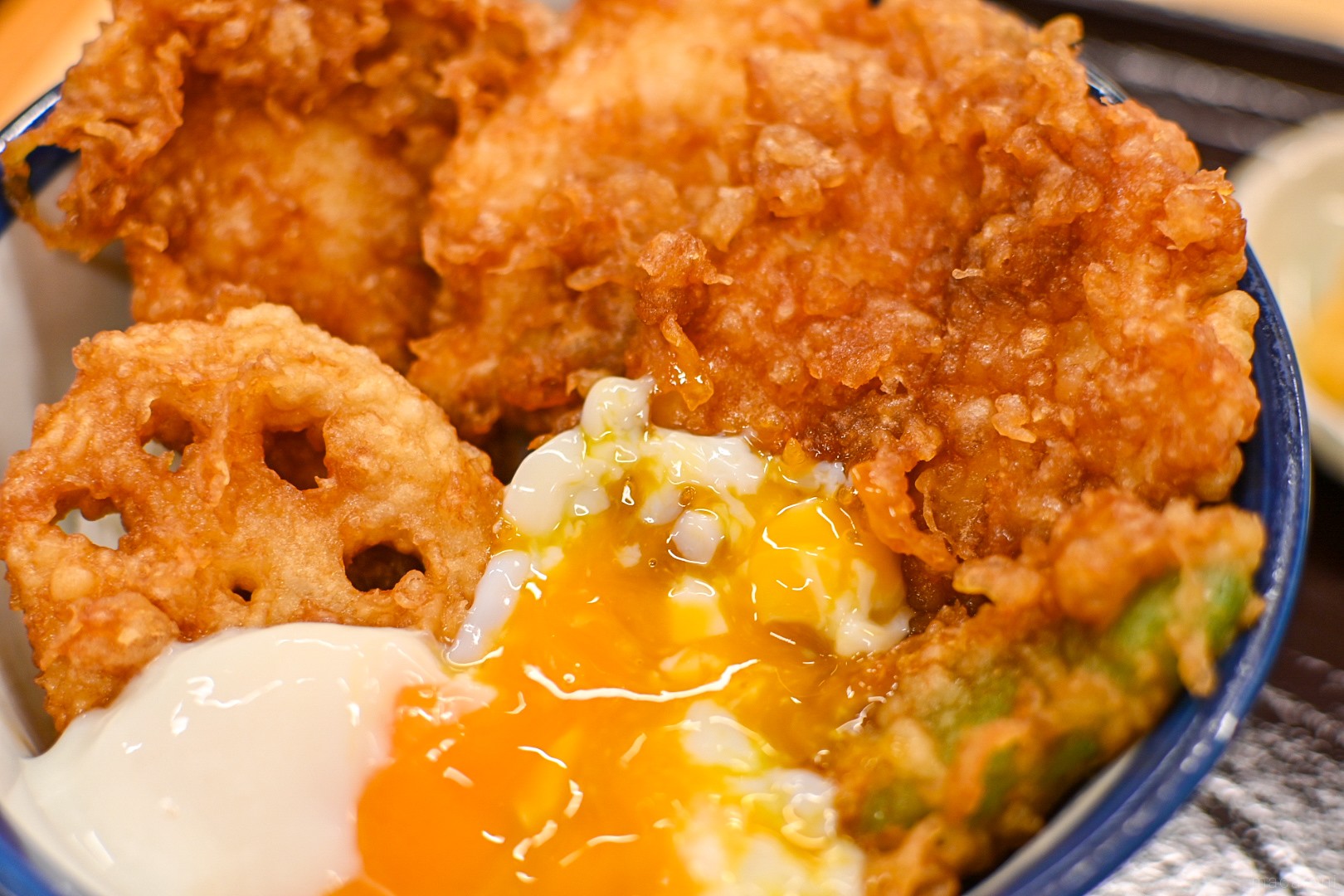 てんやの期間限定「早春海老天丼」「たれづけ親子鶏天丼」を実食レポ!新年の幕開けにふさわしい逸品 - macaroni