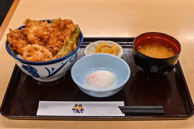 天丼とみそ汁がのったおぼん