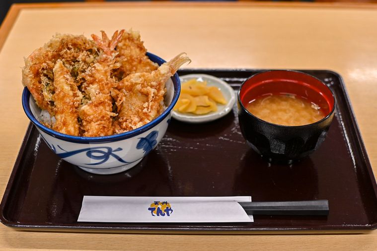 天丼とみそ汁がのったおぼん