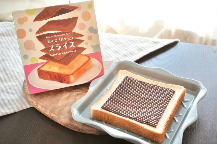 木のカッティングボードとブルーグレーの皿にのったトーストと生チョコスライス