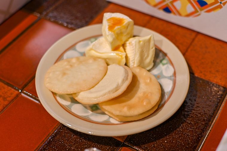 お皿にのった煎餅のアップ