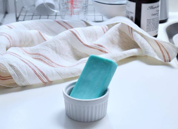 テーブルの上に置かれた固形石けん