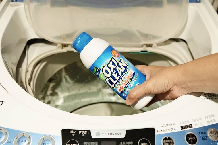 洗濯にオキシクリーンを入れようとしている
